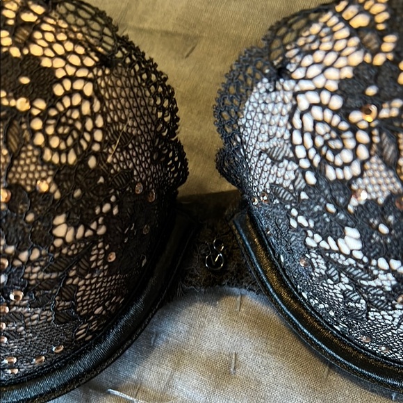 Victoria’s Secret Black Lace Bra with Underwire Support - Picture 5 of 8